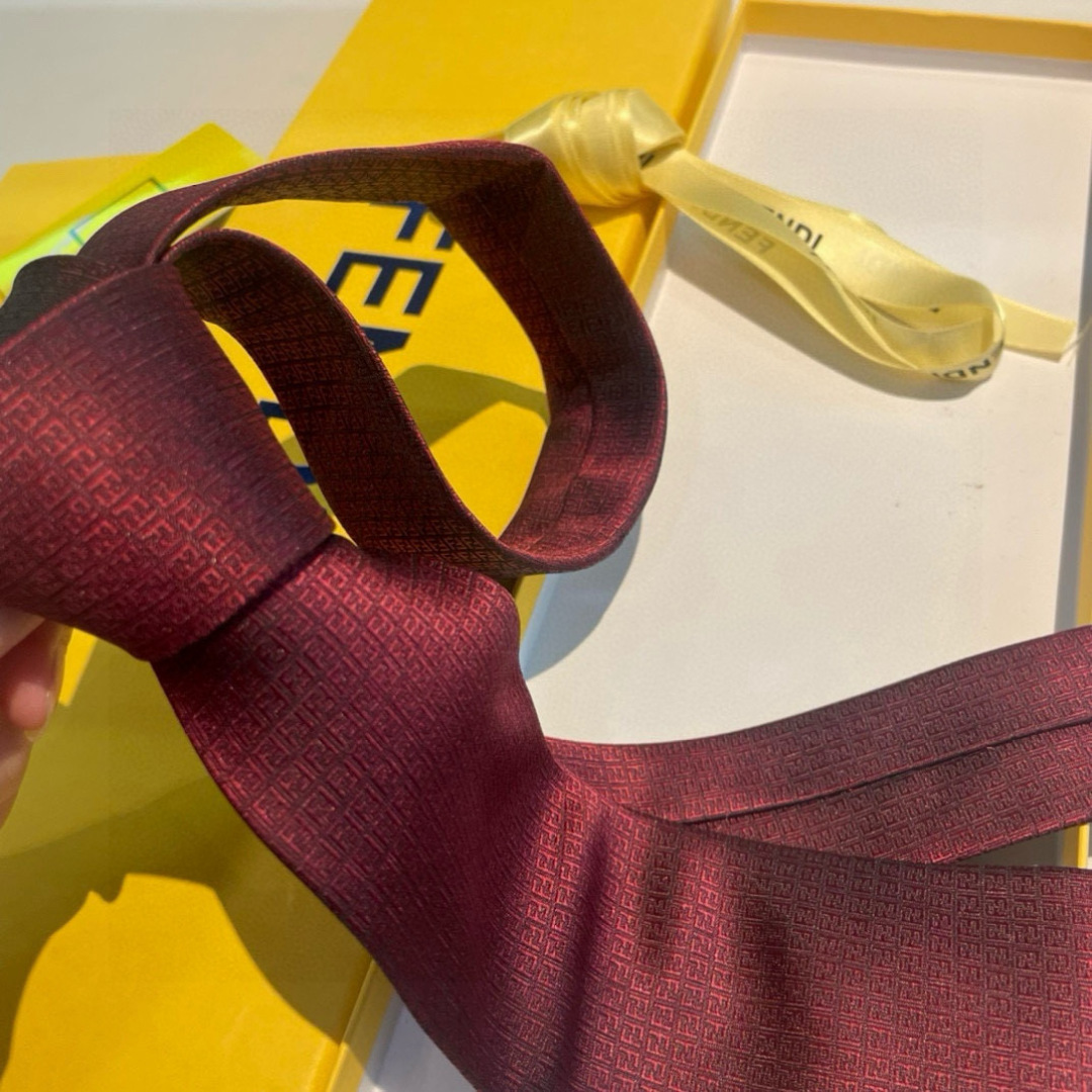 特价新 👏👏 男士芬迪爆款领带👔👔，稀有😻😻展现精湛手工与时尚优雅的理想选择，这款采用F家最具标志性的F