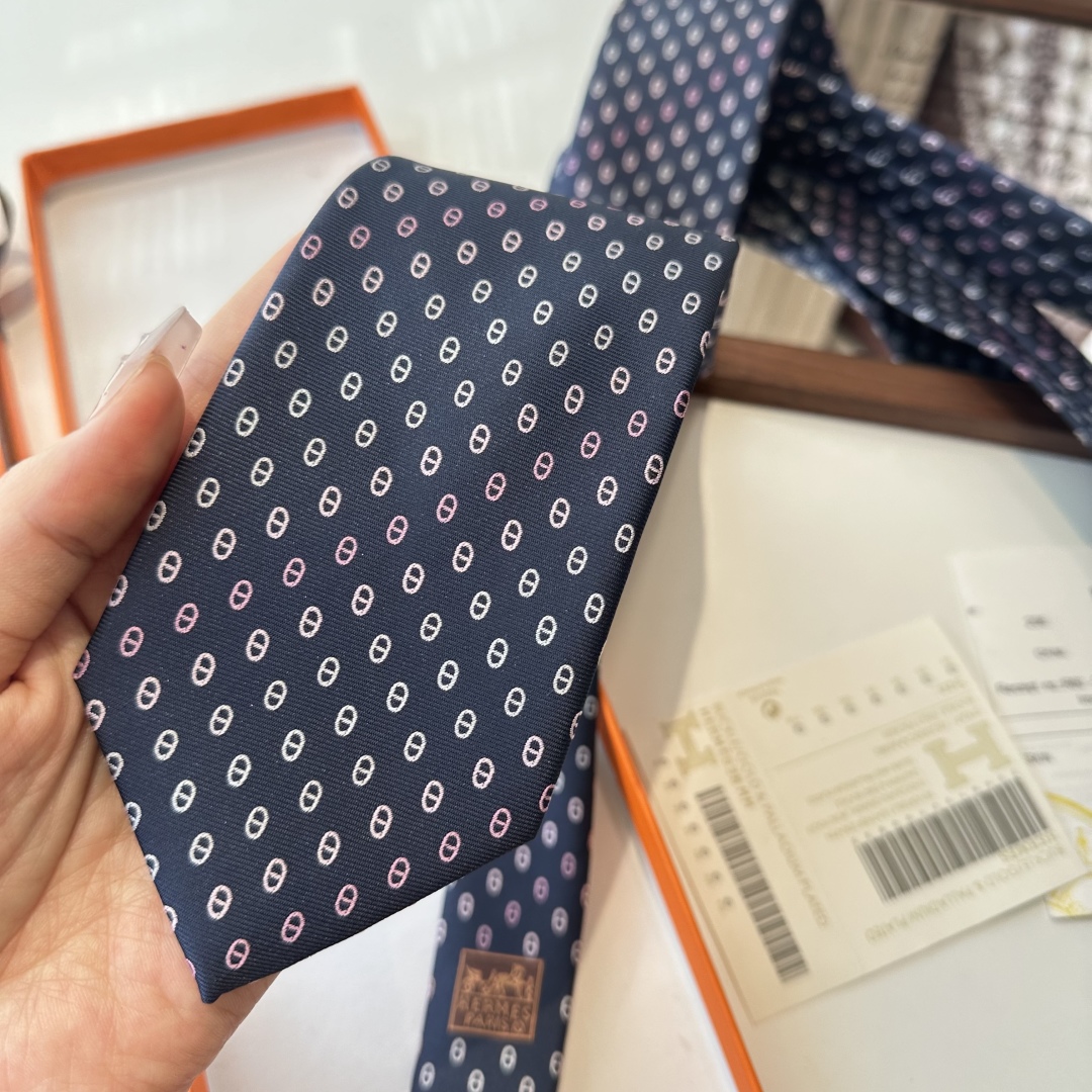 特价特 爱马仕男士新款领带系列👔👔，稀有H家每年都有一千条不同印花的领带面世，从最初的多以几何图案表现骑
