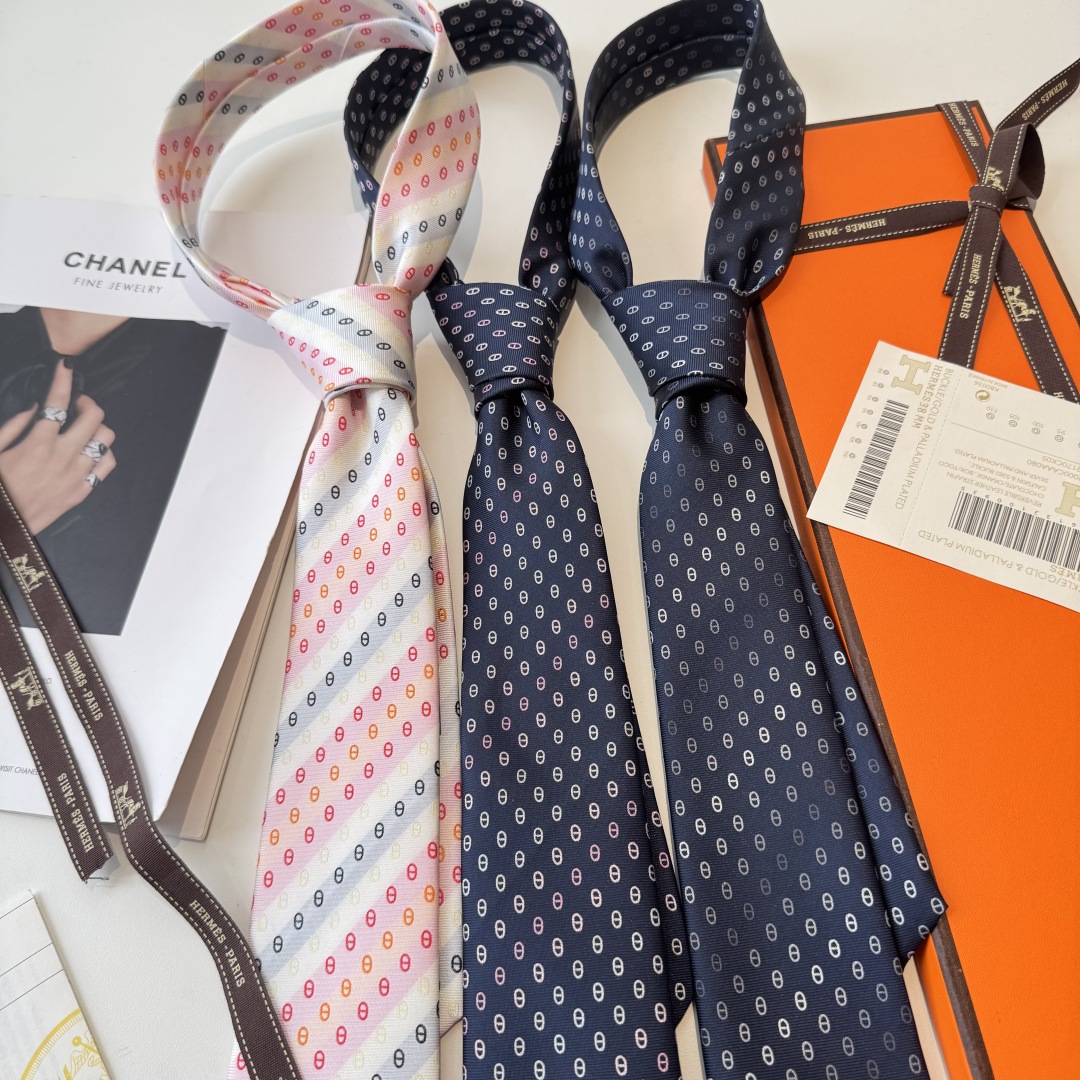 特价特 爱马仕男士新款领带系列👔👔，稀有H家每年都有一千条不同印花的领带面世，从最初的多以几何图案表现骑