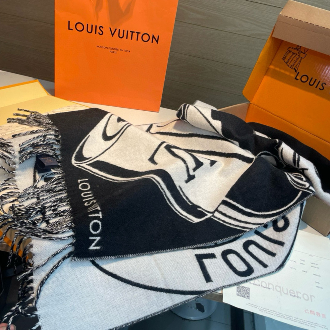 Lock And Keys 围巾取材舒暖毛绒混纺针织，一面描绘 LV 挂锁和钥匙图案，反转即现 Loui
