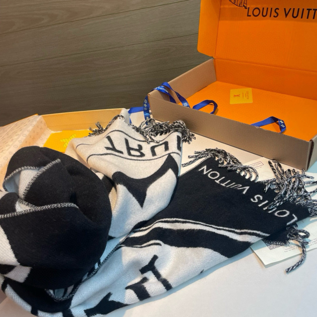 Lock And Keys 围巾取材舒暖毛绒混纺针织，一面描绘 LV 挂锁和钥匙图案，反转即现 Loui