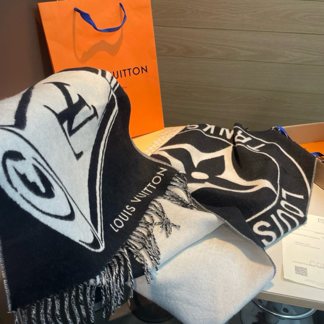 Lock And Keys 围巾取材舒暖毛绒混纺针织，一面描绘 LV 挂锁和钥匙图案，反转即现 Loui