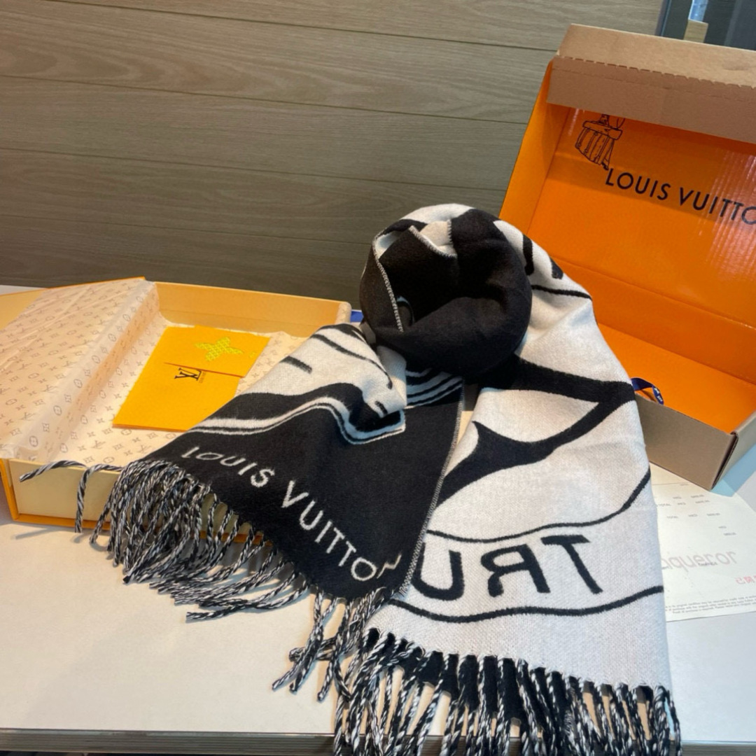 Lock And Keys 围巾取材舒暖毛绒混纺针织，一面描绘 LV 挂锁和钥匙图案，反转即现 Loui