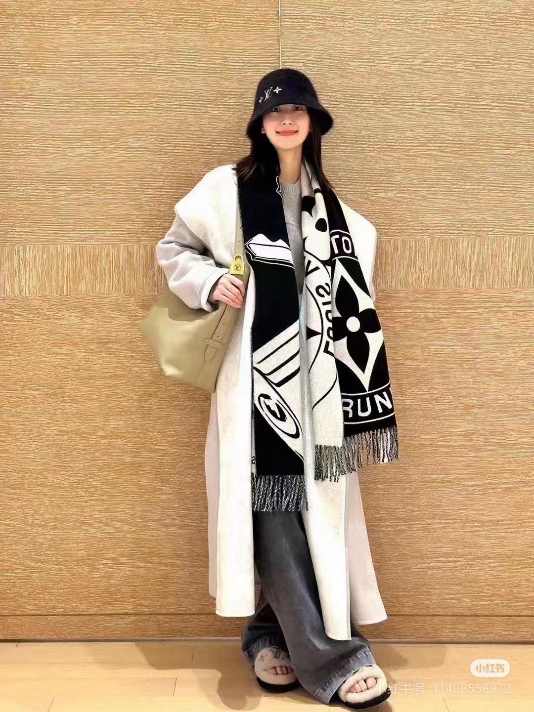 Lock And Keys 围巾取材舒暖毛绒混纺针织，一面描绘 LV 挂锁和钥匙图案，反转即现 Loui