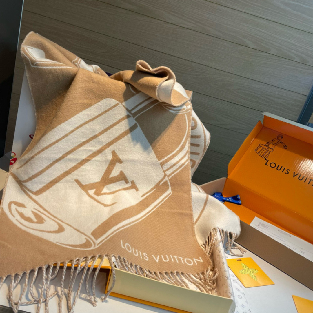 Lock And Keys 围巾取材舒暖毛绒混纺针织，一面描绘 LV 挂锁和钥匙图案，反转即现 Loui