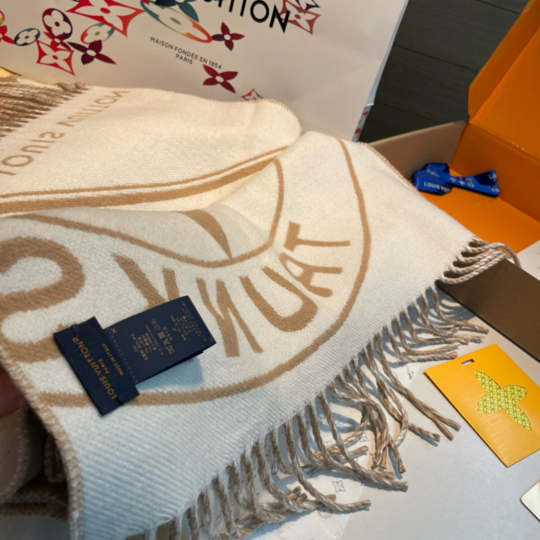 Lock And Keys 围巾取材舒暖毛绒混纺针织，一面描绘 LV 挂锁和钥匙图案，反转即现 Loui