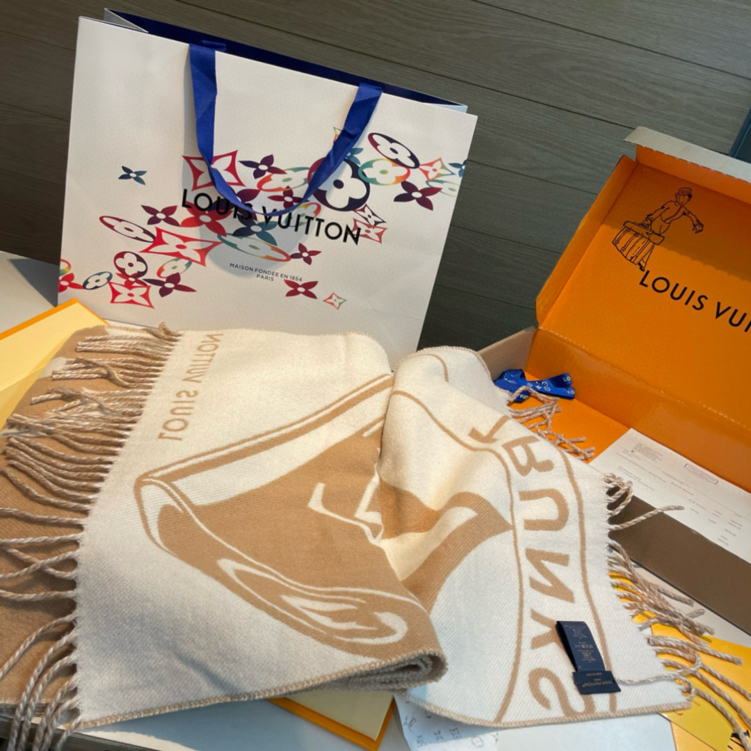 Lock And Keys 围巾取材舒暖毛绒混纺针织，一面描绘 LV 挂锁和钥匙图案，反转即现 Loui