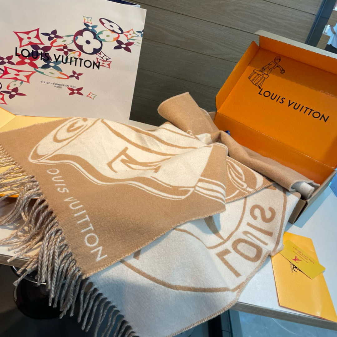 Lock And Keys 围巾取材舒暖毛绒混纺针织，一面描绘 LV 挂锁和钥匙图案，反转即现 Loui