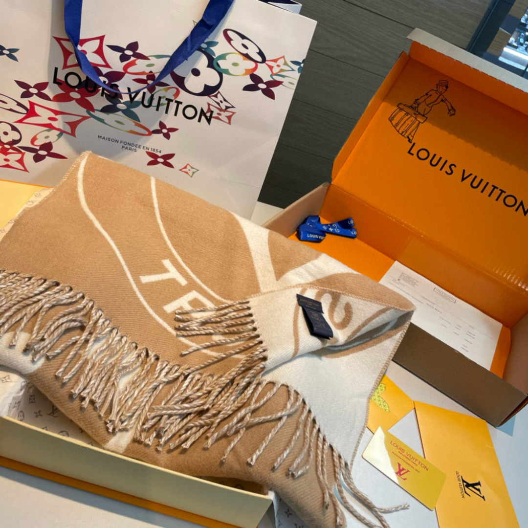 Lock And Keys 围巾取材舒暖毛绒混纺针织，一面描绘 LV 挂锁和钥匙图案，反转即现 Loui