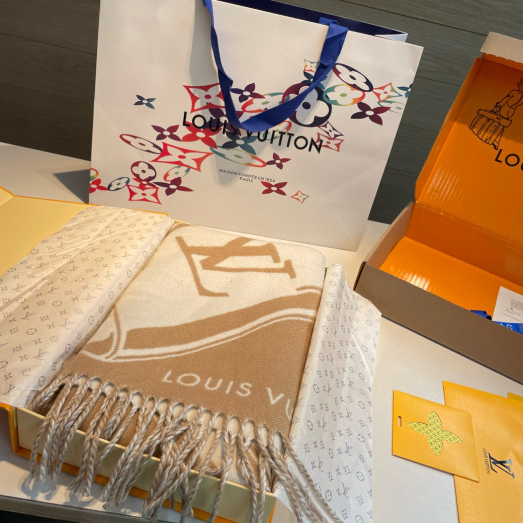 Lock And Keys 围巾取材舒暖毛绒混纺针织，一面描绘 LV 挂锁和钥匙图案，反转即现 Loui
