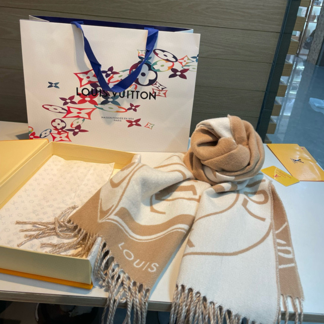 Lock And Keys 围巾取材舒暖毛绒混纺针织，一面描绘 LV 挂锁和钥匙图案，反转即现 Loui