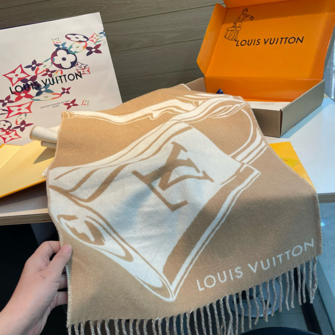 Lock And Keys 围巾取材舒暖毛绒混纺针织，一面描绘 LV 挂锁和钥匙图案，反转即现 Loui