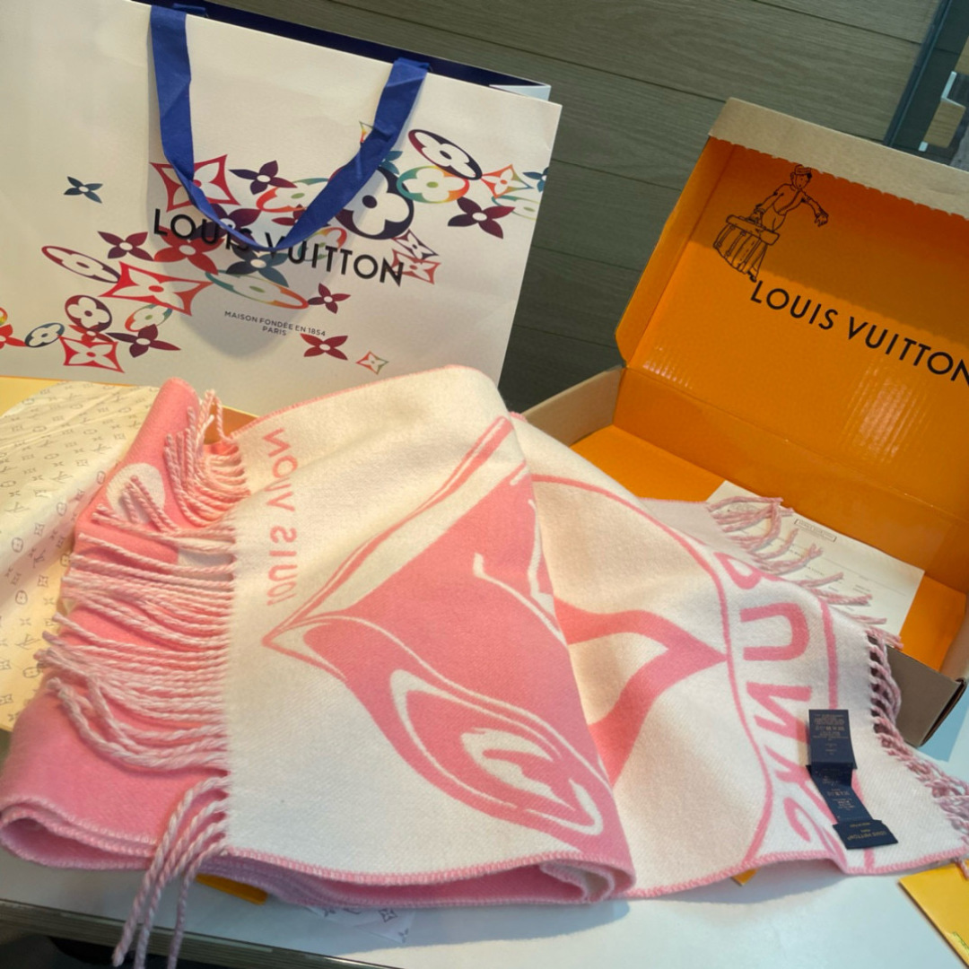 Lock And Keys 围巾取材舒暖毛绒混纺针织，一面描绘 LV 挂锁和钥匙图案，反转即现 Loui