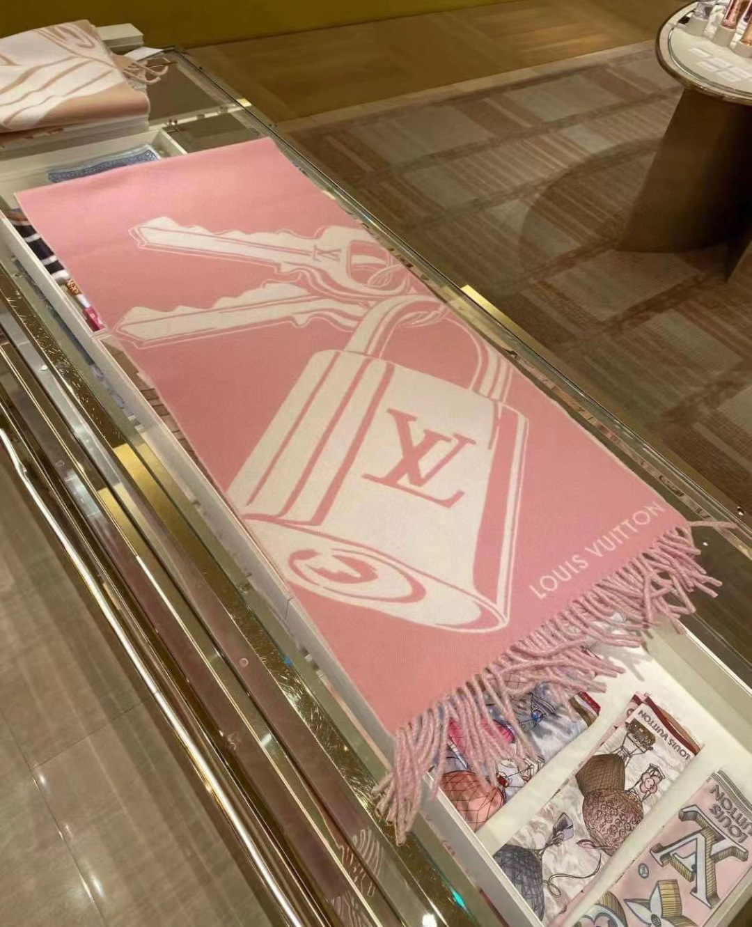 Lock And Keys 围巾取材舒暖毛绒混纺针织，一面描绘 LV 挂锁和钥匙图案，反转即现 Loui