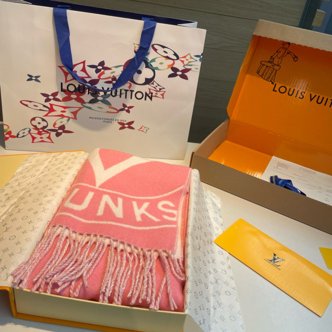 Lock And Keys 围巾取材舒暖毛绒混纺针织，一面描绘 LV 挂锁和钥匙图案，反转即现 Loui