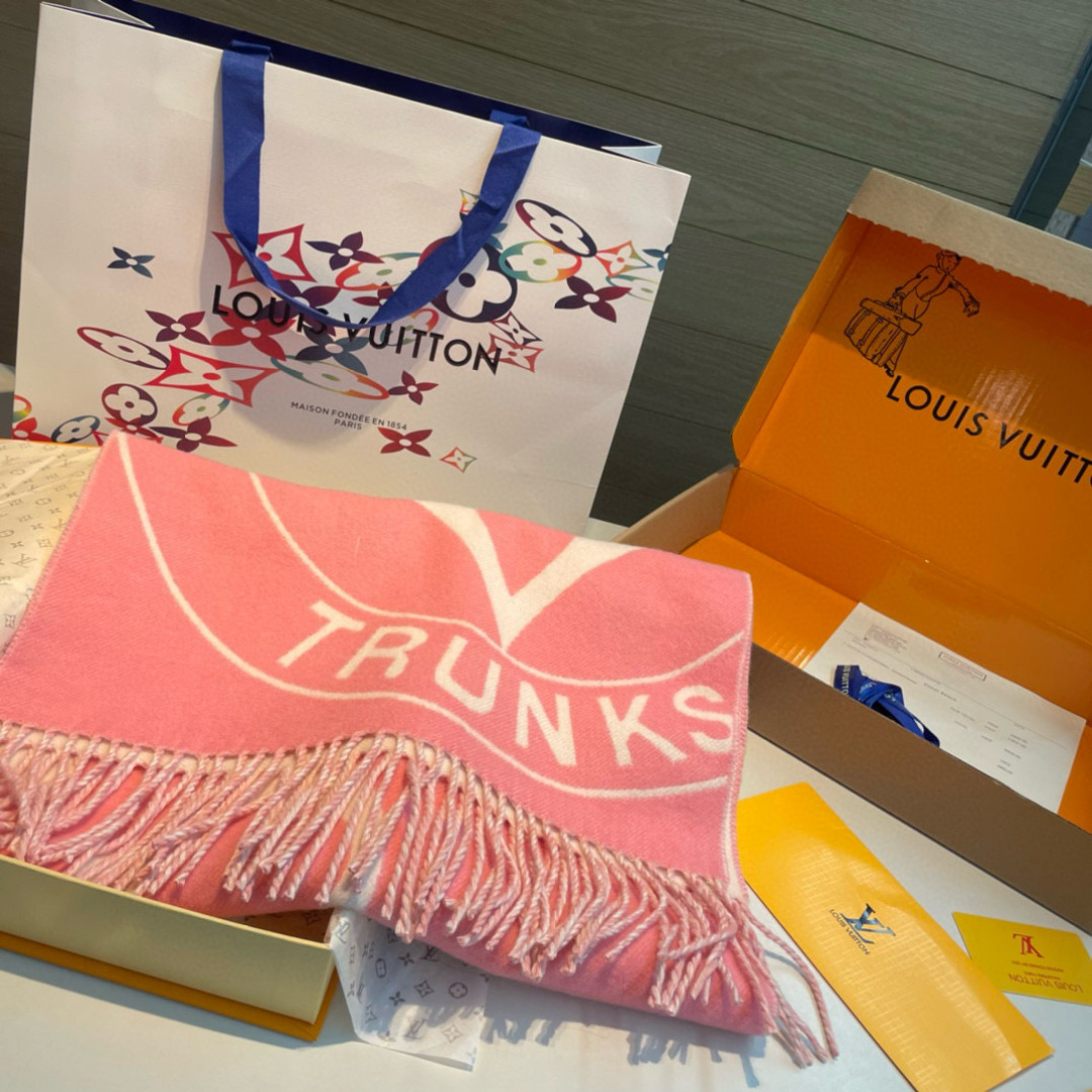 Lock And Keys 围巾取材舒暖毛绒混纺针织，一面描绘 LV 挂锁和钥匙图案，反转即现 Loui