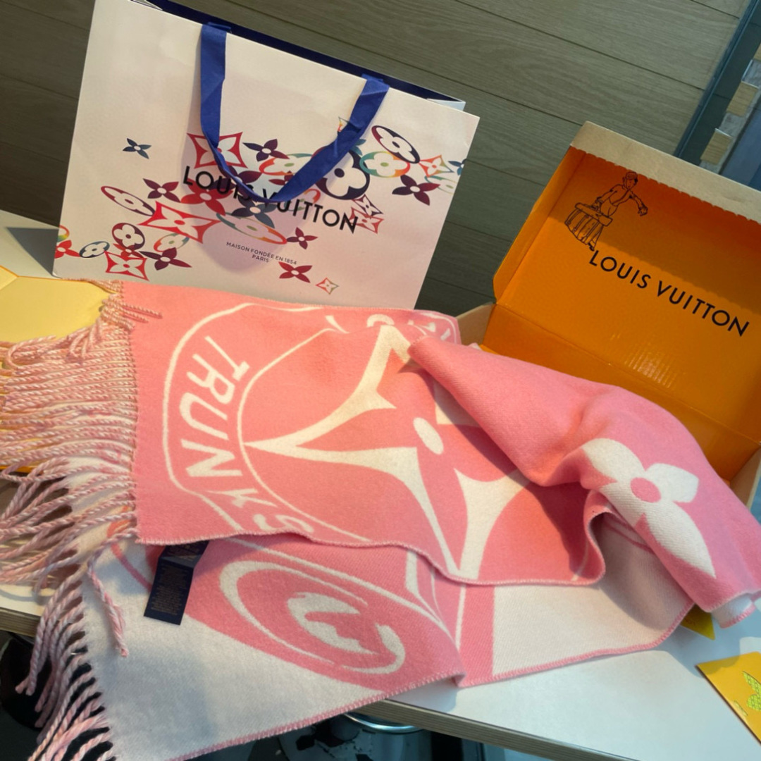 Lock And Keys 围巾取材舒暖毛绒混纺针织，一面描绘 LV 挂锁和钥匙图案，反转即现 Loui