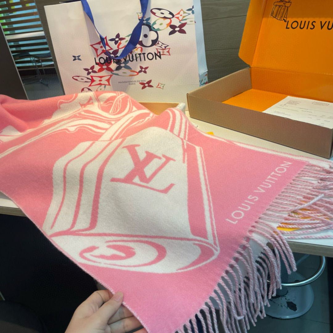 Lock And Keys 围巾取材舒暖毛绒混纺针织，一面描绘 LV 挂锁和钥匙图案，反转即现 Loui