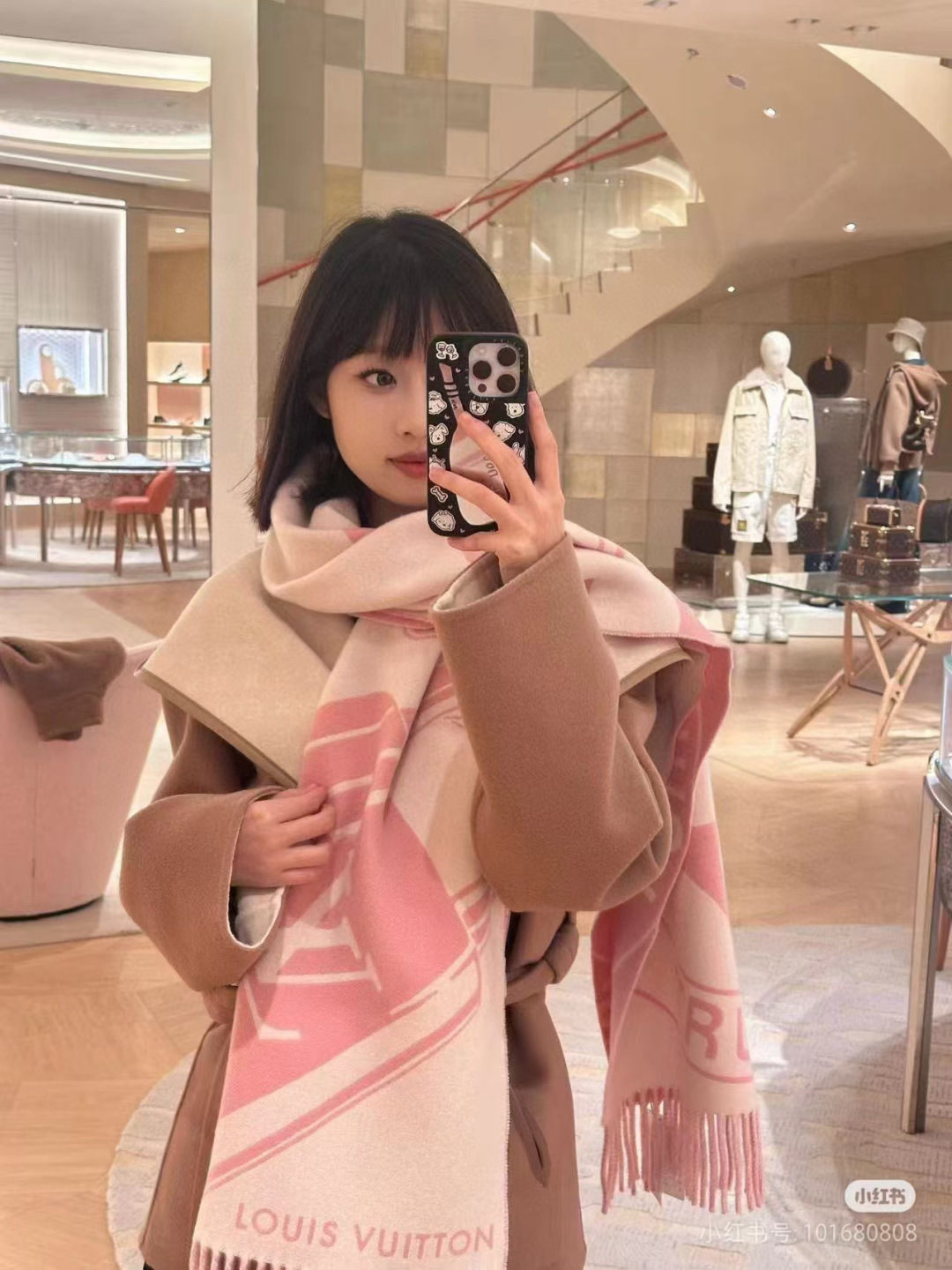 Lock And Keys 围巾取材舒暖毛绒混纺针织，一面描绘 LV 挂锁和钥匙图案，反转即现 Loui