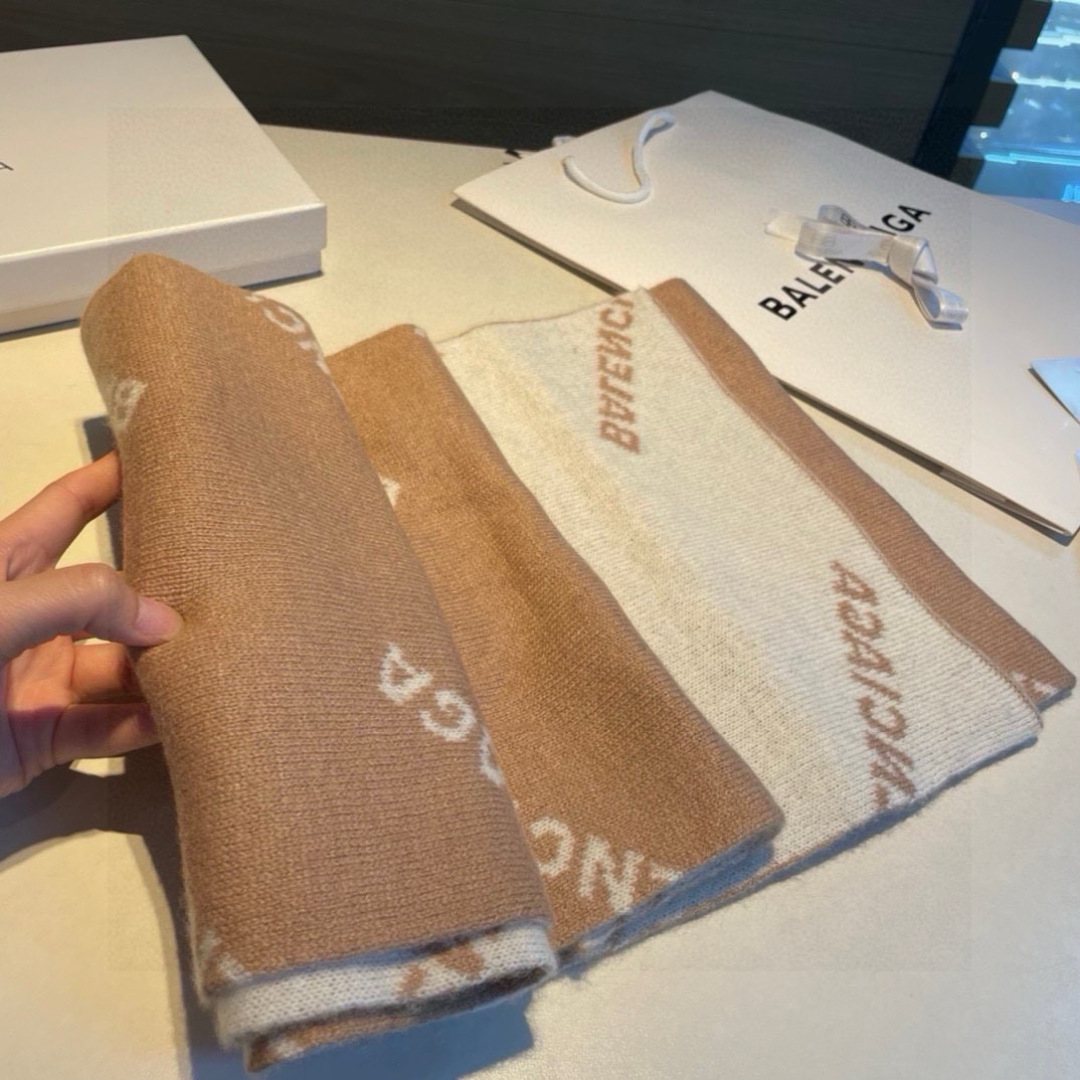 巴黎世家”，它永远是时尚、年轻的代名词，黑白的完美搭配，潮流达人必备！100％羊绒！別致Logo提花！手