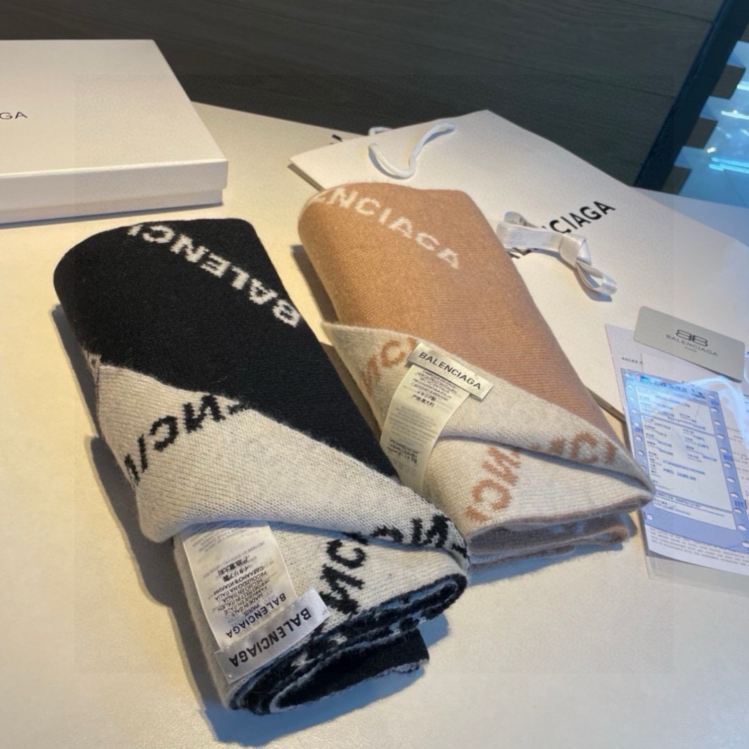 巴黎世家”，它永远是时尚、年轻的代名词，黑白的完美搭配，潮流达人必备！100％羊绒！別致Logo提花！手