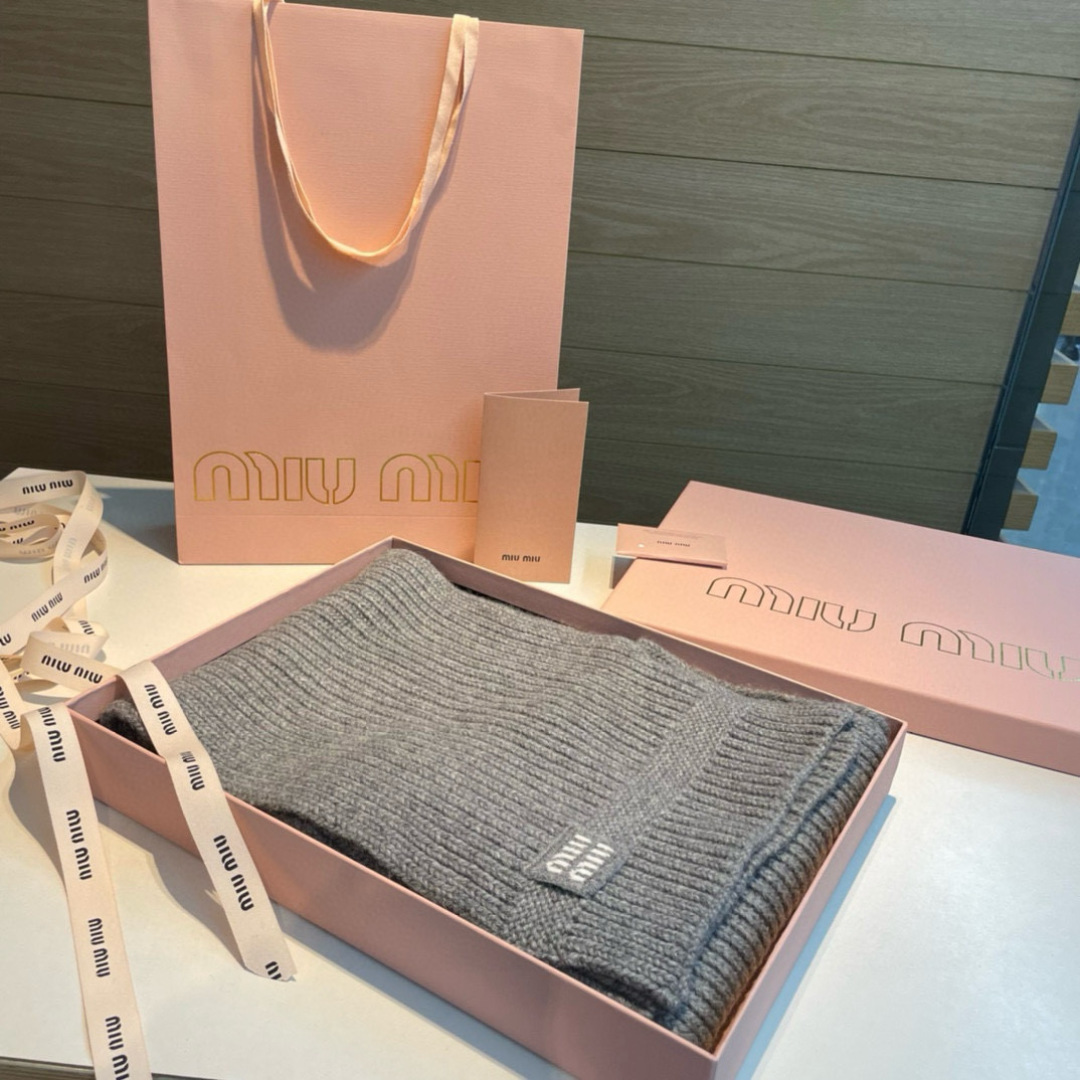 miumiu男女同款 又保暖又有质感的羊绒围巾，温暖一整个冬天，毛茸茸的好温暖，秋冬氛围感拉满，高级又好