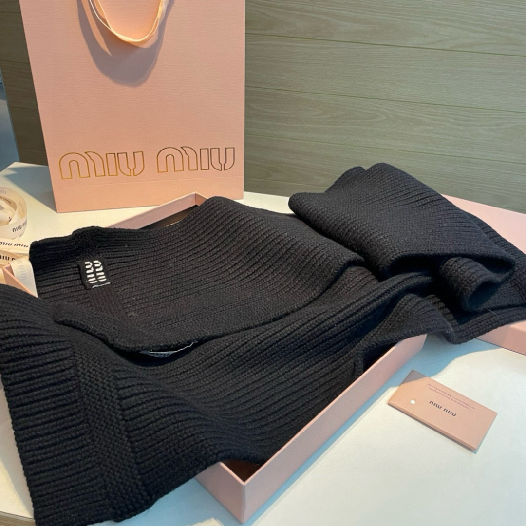 miumiu男女同款 又保暖又有质感的羊绒围巾，温暖一整个冬天，毛茸茸的好温暖，秋冬氛围感拉满，高级又好
