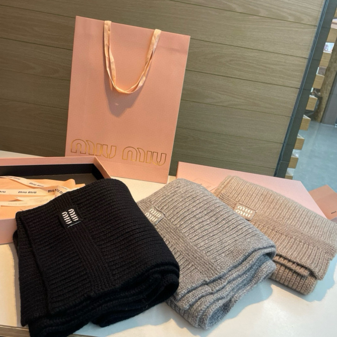 miumiu男女同款 又保暖又有质感的羊绒围巾，温暖一整个冬天，毛茸茸的好温暖，秋冬氛围感拉满，高级又好