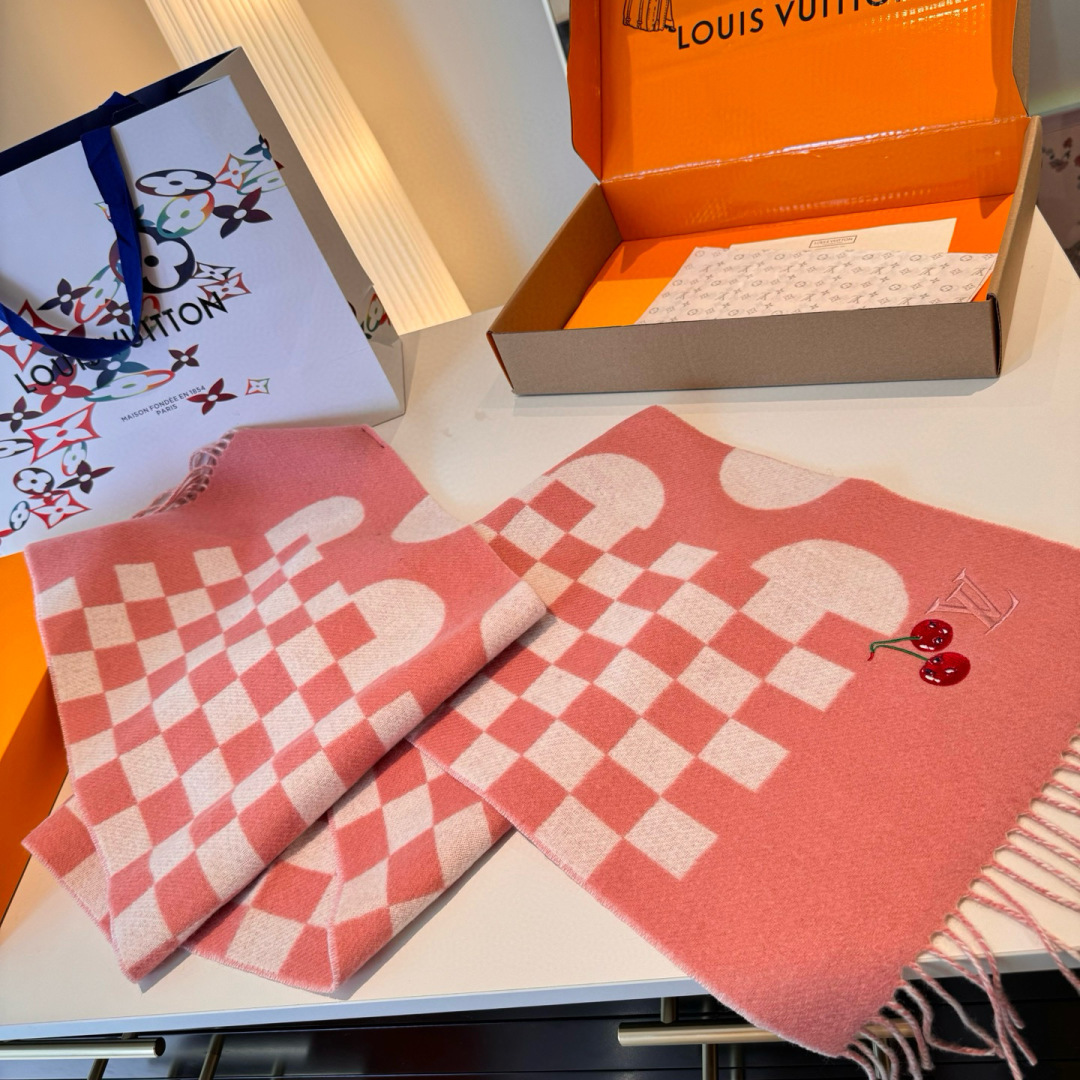 樱桃围巾❗️好看的要疯掉了，太有型太有魅力了❗️❗️非常斯文时尚的秋冬单品！真的很喜欢，非常Classi