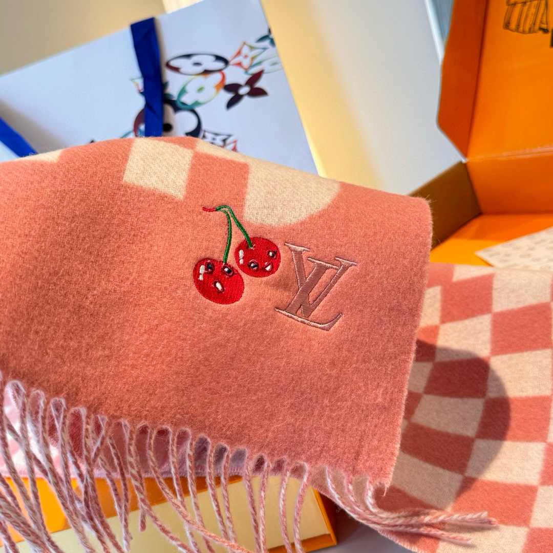 樱桃围巾❗️好看的要疯掉了，太有型太有魅力了❗️❗️非常斯文时尚的秋冬单品！真的很喜欢，非常Classi