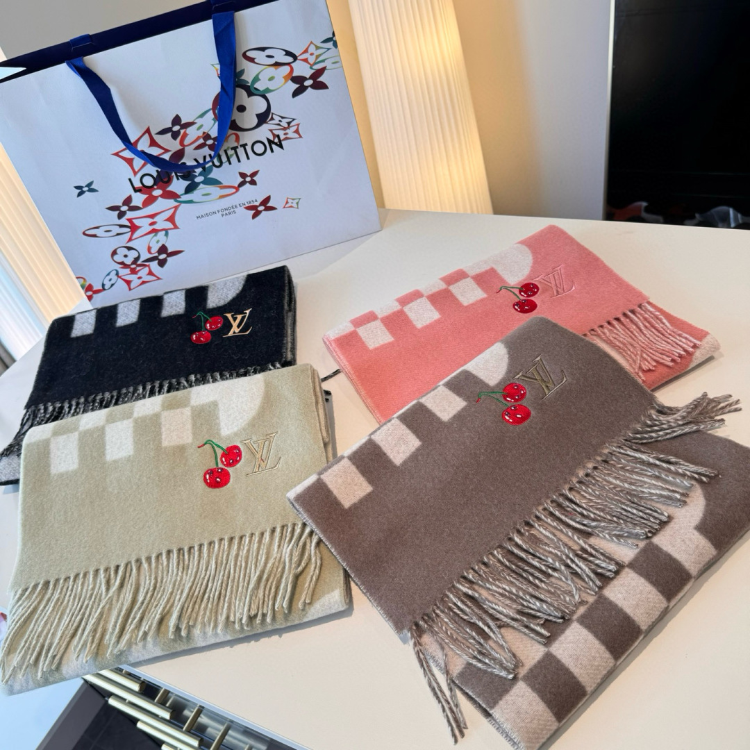 樱桃围巾❗️好看的要疯掉了，太有型太有魅力了❗️❗️非常斯文时尚的秋冬单品！真的很喜欢，非常Classi