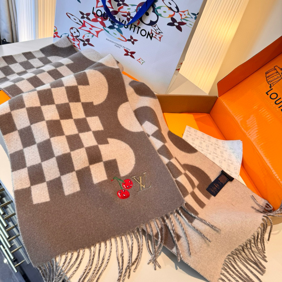 樱桃围巾❗️好看的要疯掉了，太有型太有魅力了❗️❗️非常斯文时尚的秋冬单品！真的很喜欢，非常Classi