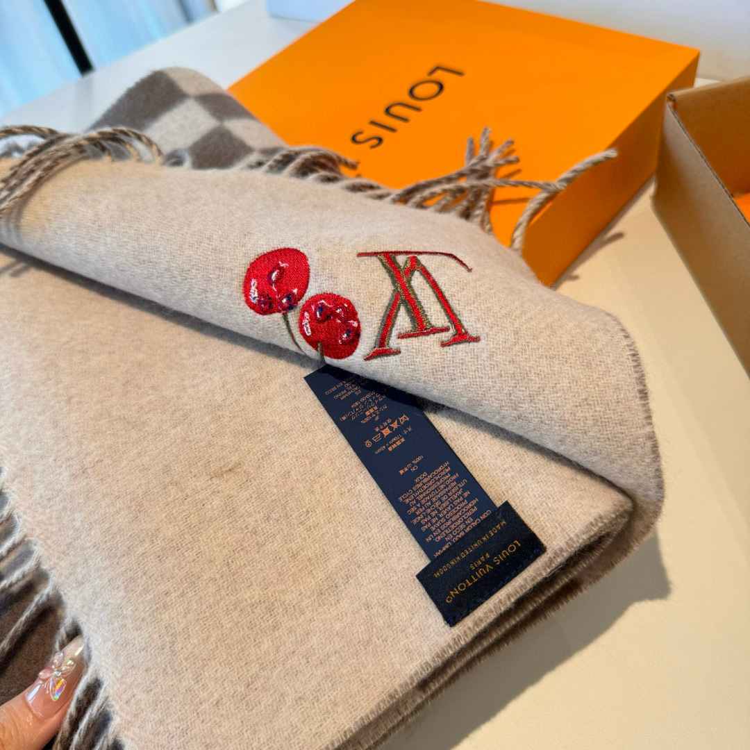 樱桃围巾❗️好看的要疯掉了，太有型太有魅力了❗️❗️非常斯文时尚的秋冬单品！真的很喜欢，非常Classi