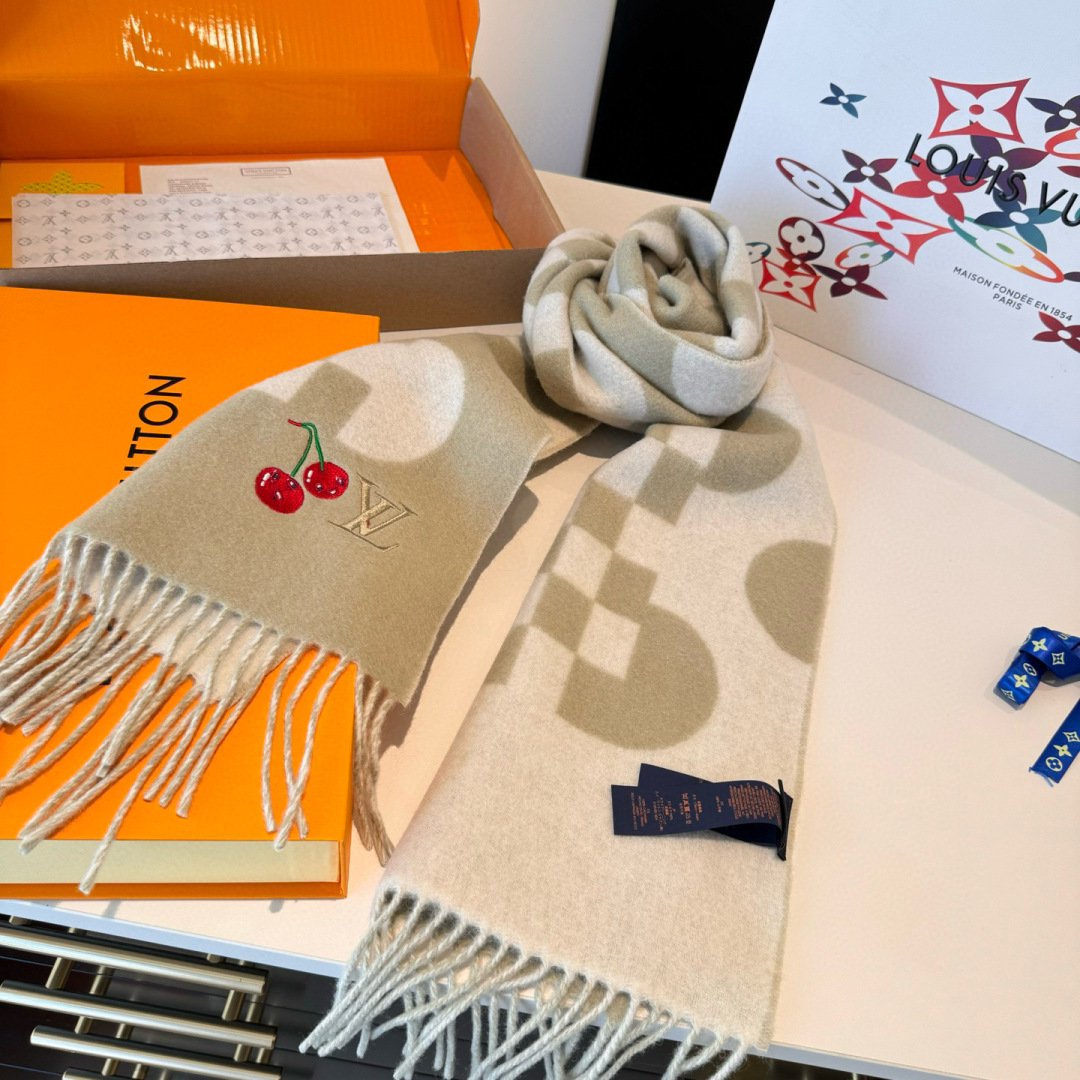 樱桃围巾❗️好看的要疯掉了，太有型太有魅力了❗️❗️非常斯文时尚的秋冬单品！真的很喜欢，非常Classi