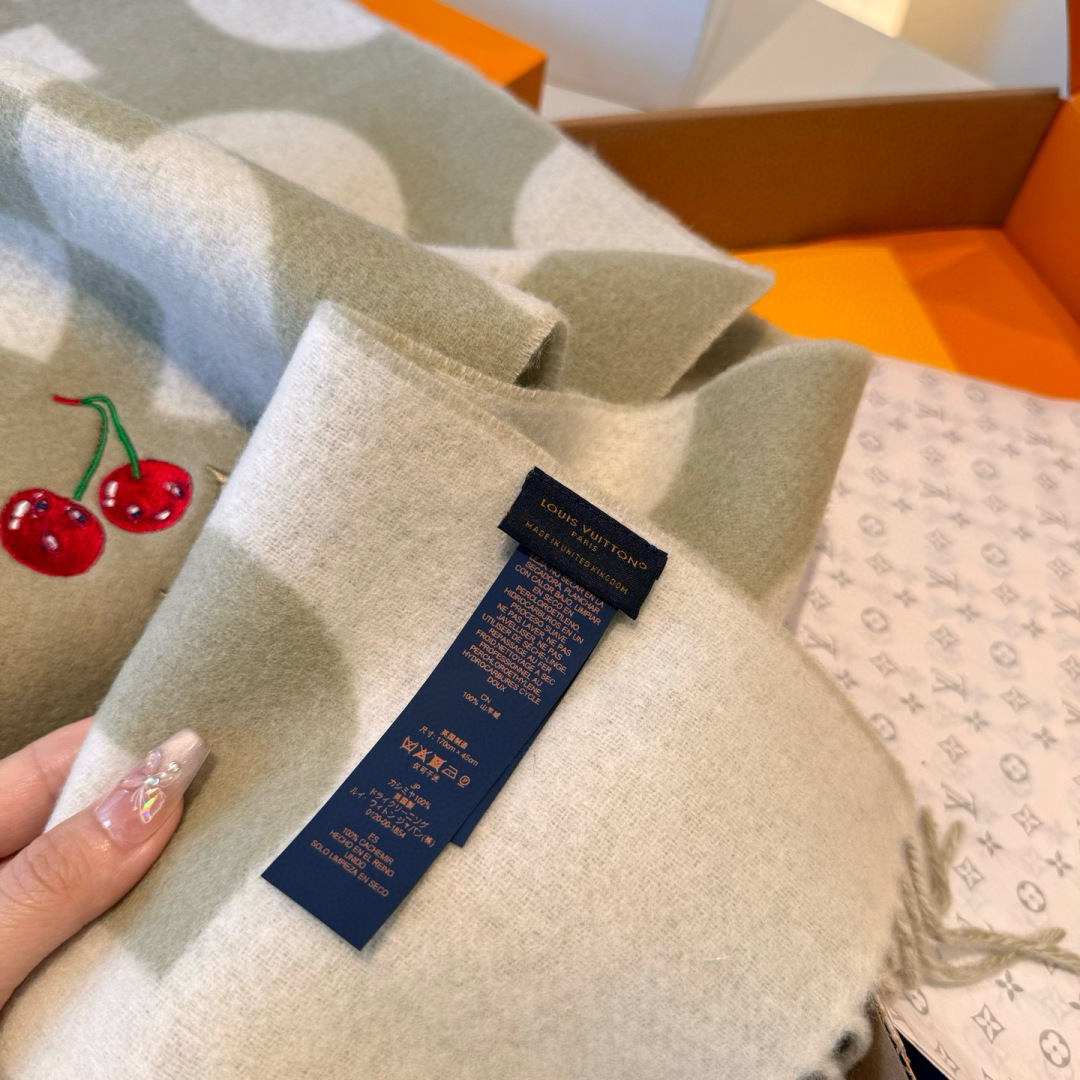 樱桃围巾❗️好看的要疯掉了，太有型太有魅力了❗️❗️非常斯文时尚的秋冬单品！真的很喜欢，非常Classi