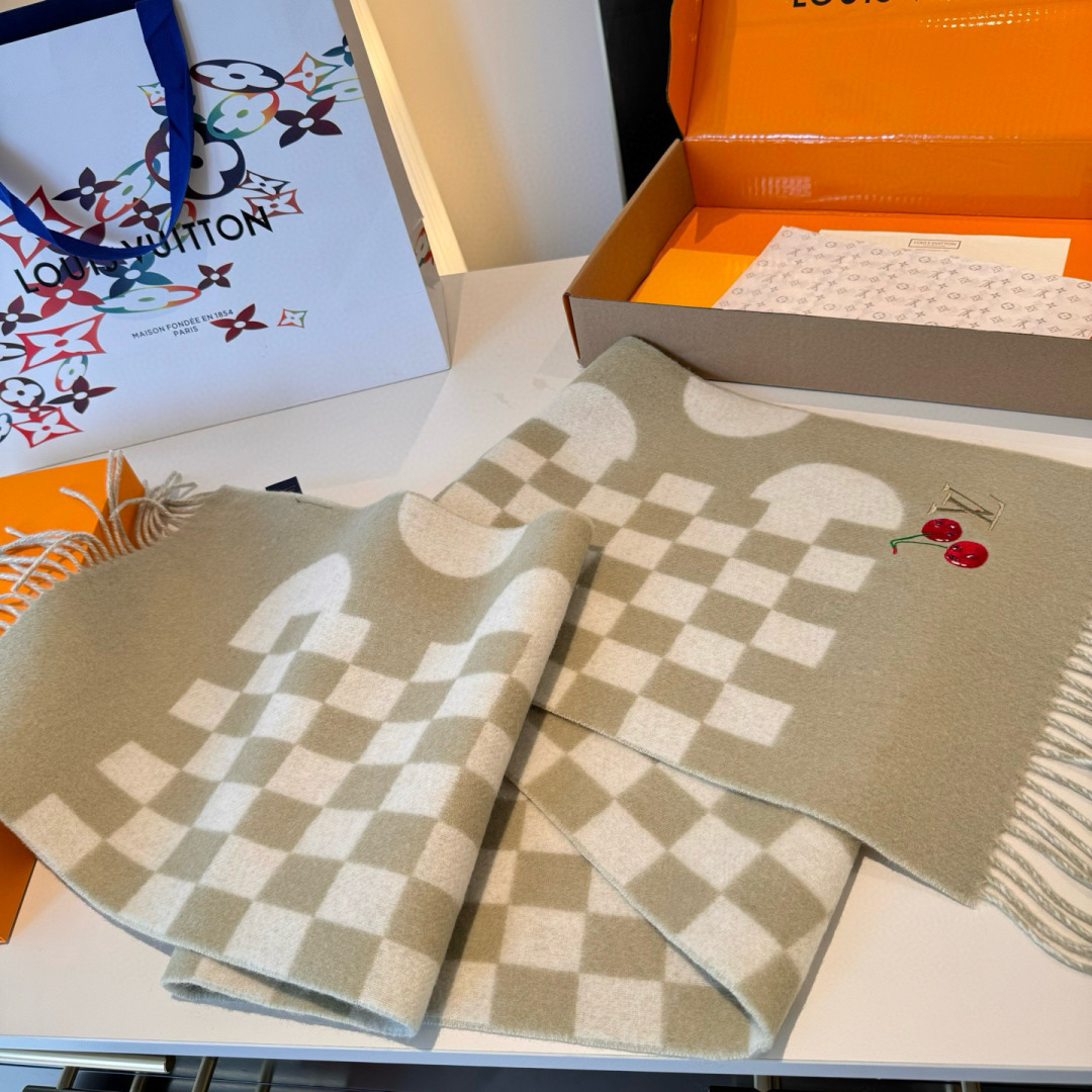 樱桃围巾❗️好看的要疯掉了，太有型太有魅力了❗️❗️非常斯文时尚的秋冬单品！真的很喜欢，非常Classi