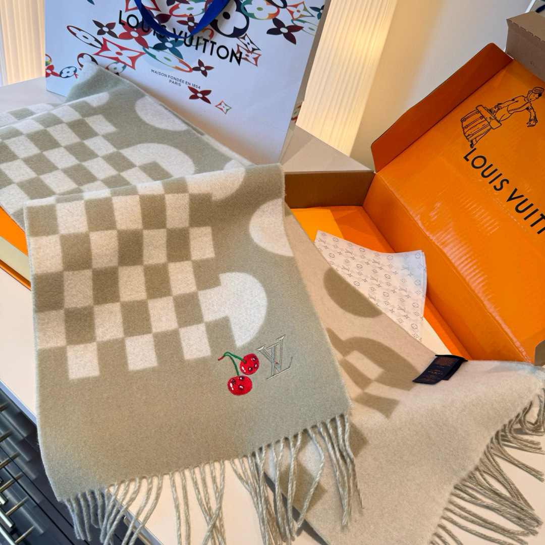 樱桃围巾❗️好看的要疯掉了，太有型太有魅力了❗️❗️非常斯文时尚的秋冬单品！真的很喜欢，非常Classi