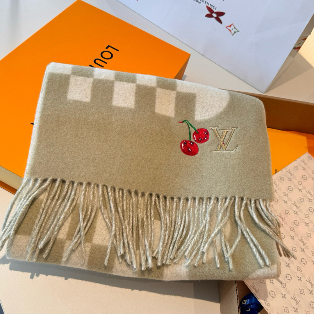 樱桃围巾❗️好看的要疯掉了，太有型太有魅力了❗️❗️非常斯文时尚的秋冬单品！真的很喜欢，非常Classi