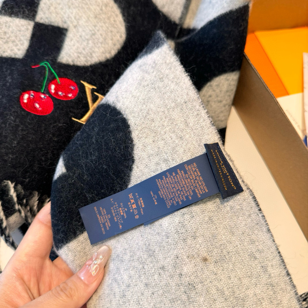 樱桃围巾❗️好看的要疯掉了，太有型太有魅力了❗️❗️非常斯文时尚的秋冬单品！真的很喜欢，非常Classi