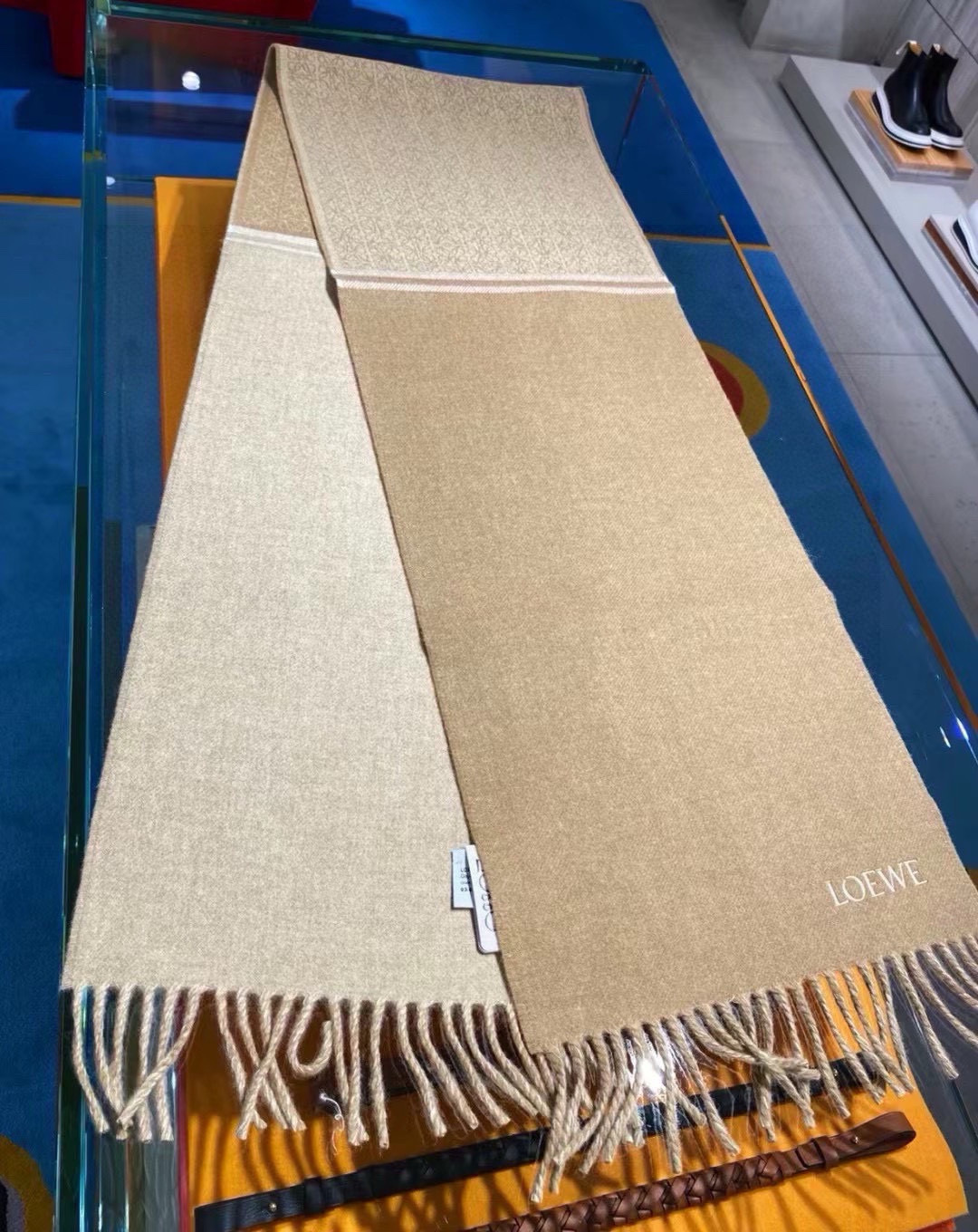 [色][色] LOEWE新款羊绒羊毛混纺提花围巾🧣 超级推荐❗️ 材质：90%羊毛，10%山羊绒，尺寸：
