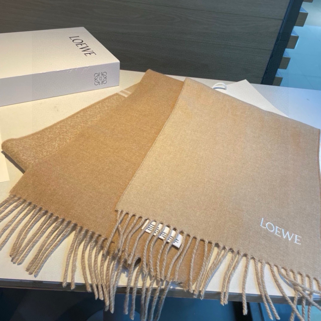 [色][色] LOEWE新款羊绒羊毛混纺提花围巾🧣 超级推荐❗️ 材质：90%羊毛，10%山羊绒，尺寸：