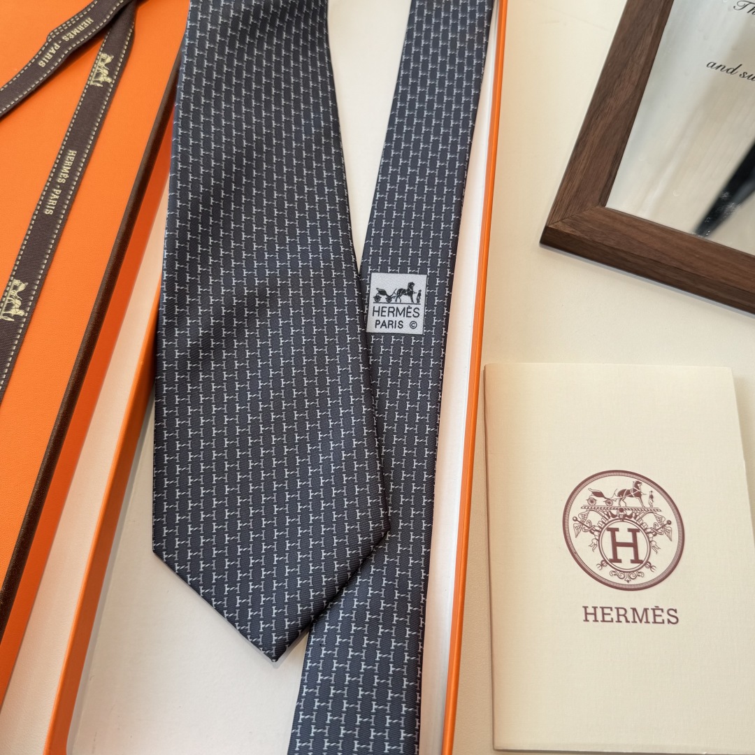 特价特 爱马仕男士新款领带系列👔👔，稀有H家每年都有一千条不同印花的领带面世，从最初的多以几何图案表现骑