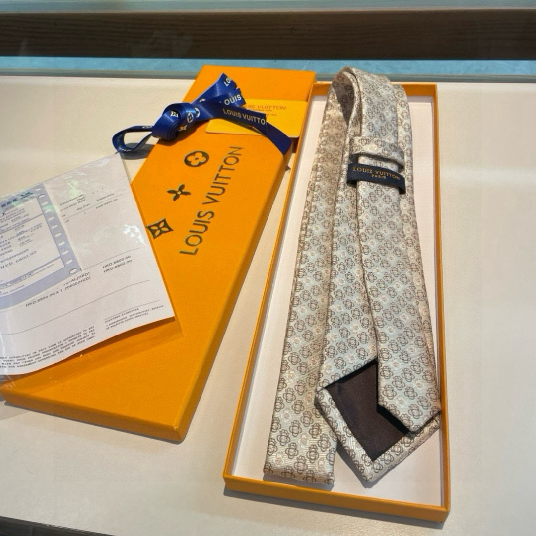 特价👏👏专柜同歩👔👔精致的小Logo提花，低调奢华大气的配色，这款领带将Lv标志性的Damier图案以同