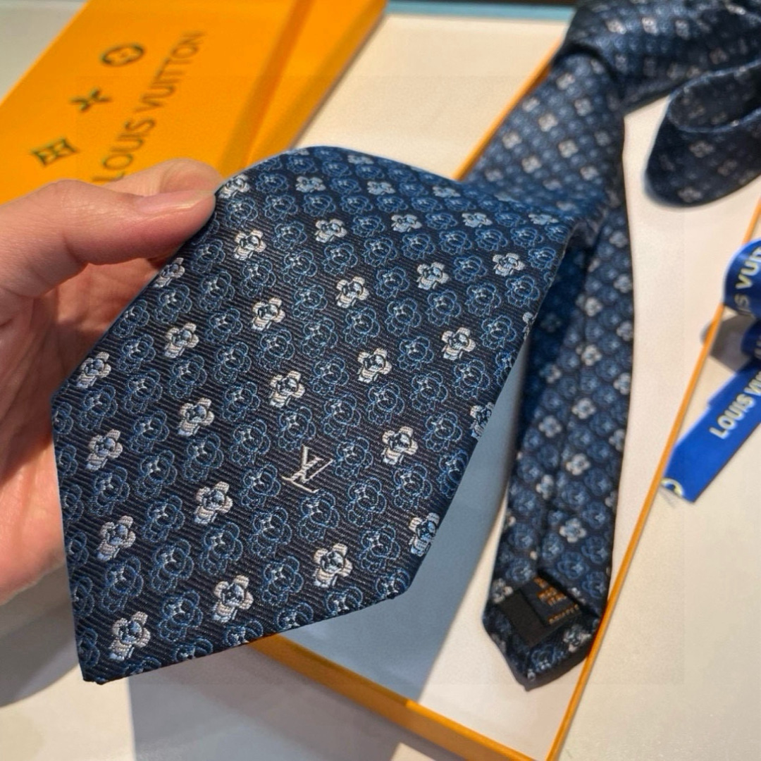 特价👏👏专柜同歩👔👔精致的小Logo提花，低调奢华大气的配色，这款领带将Lv标志性的Damier图案以同