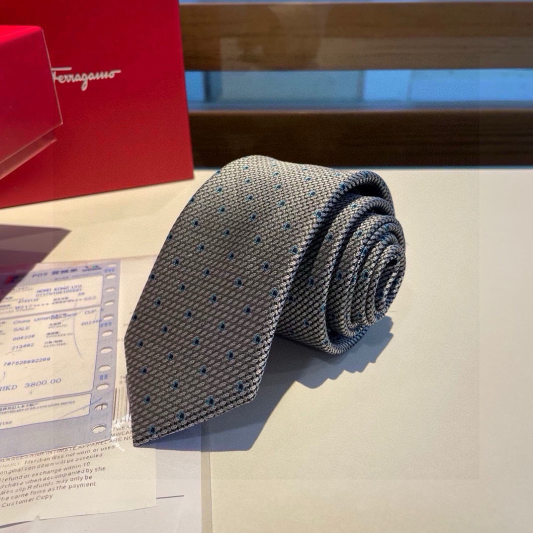 特价特 配包装 菲拉格慕男士新款领带系列👔👔，让男士可以充分展示自己个性。100%顶级斜纹真丝手工定制‼
