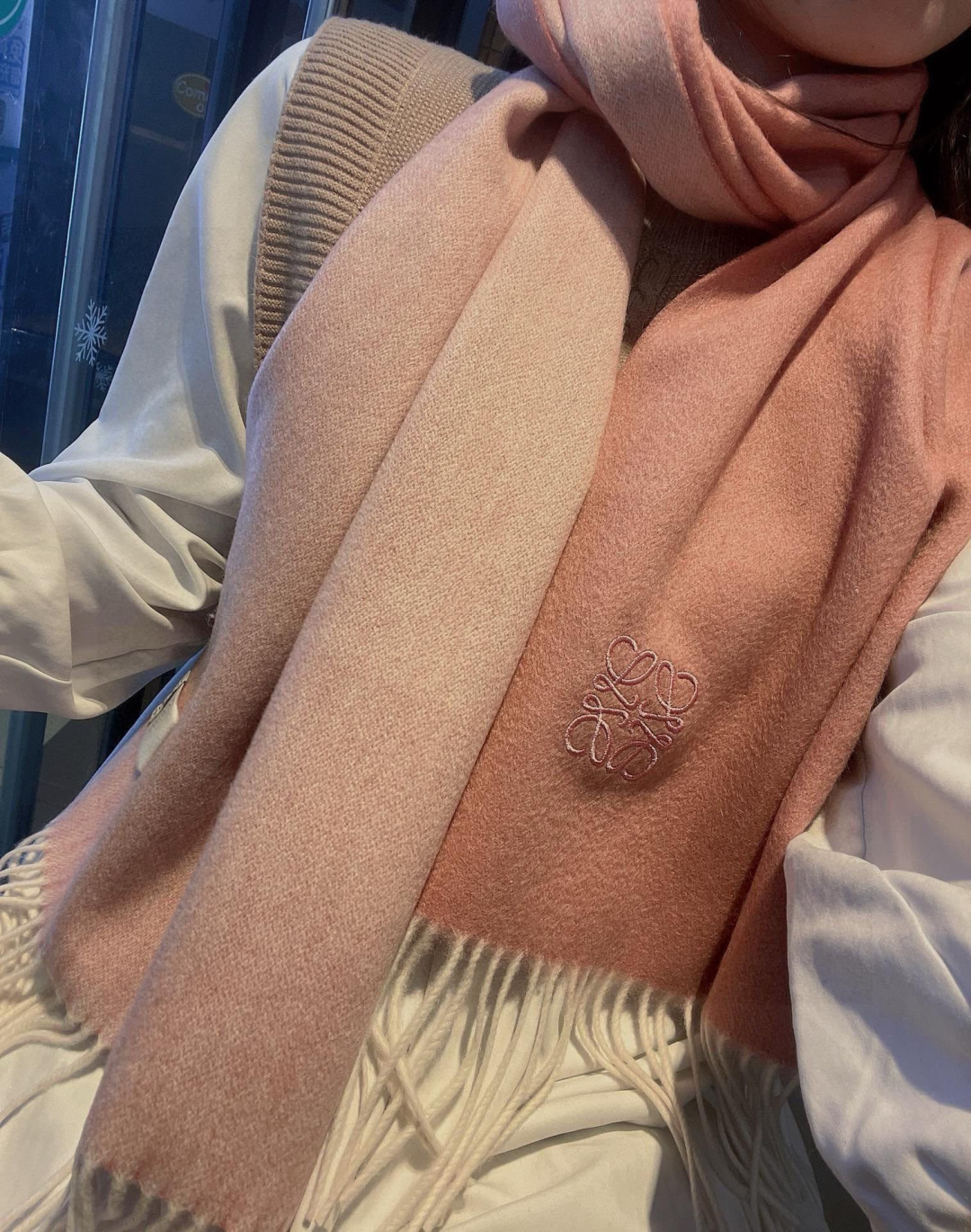 🆕 【▪Loewe · 罗意威难得一见的温柔配色，低调又不失优雅❗】重点推荐❗双面配色，一条围巾两种风格