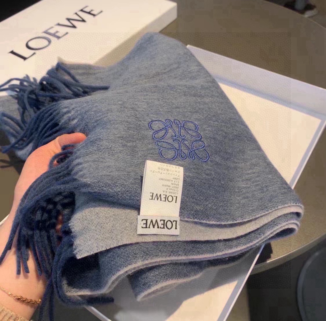 🆕 【▪Loewe · 罗意威难得一见的温柔配色，低调又不失优雅❗】重点推荐❗双面配色，一条围巾两种风格