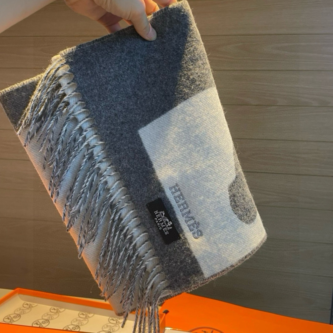 爱马仕爆款到款！H 小巧的山羊绒围巾（100%山羊绒）。骏马融入“Is this a Love stor