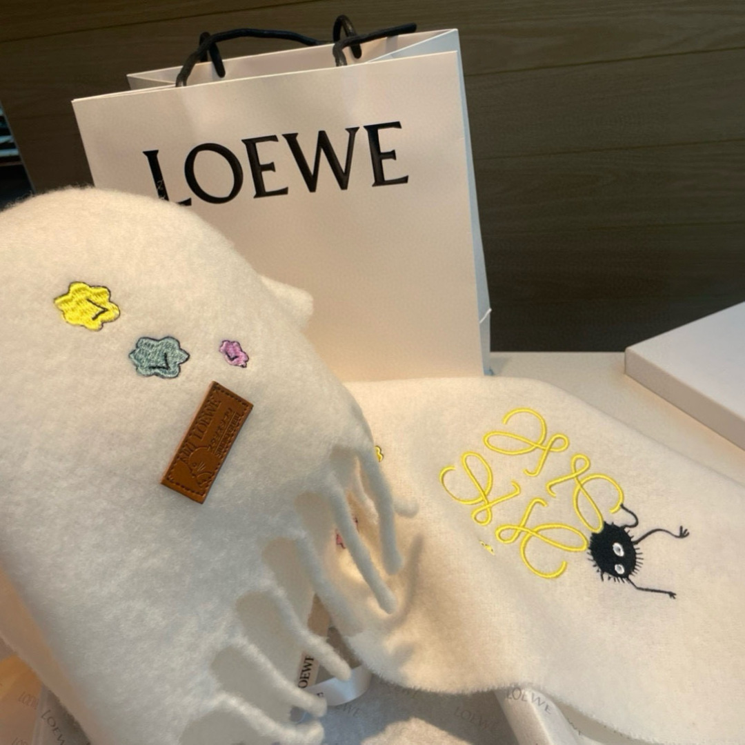 【▪❤️️loewe 超美新款马海毛围巾！超级推荐入手！】质感好货！罗意威主打的马海毛围巾~据说超难买哦