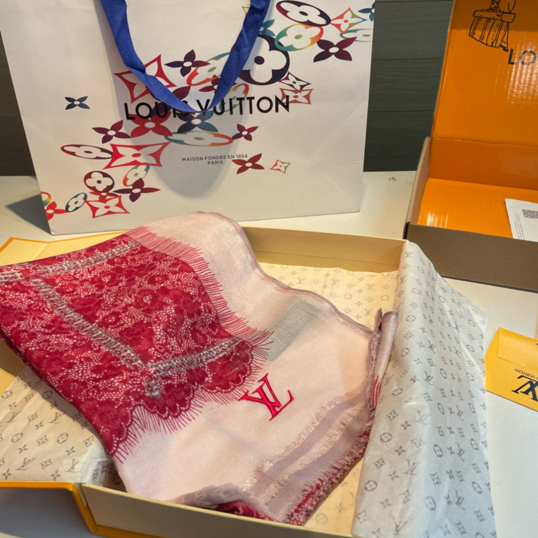 这款当之无愧的新款爆款，LV单品，四边金属框打造极致奢华的大牌风，纯色配以两大创造师的经典logo，低调